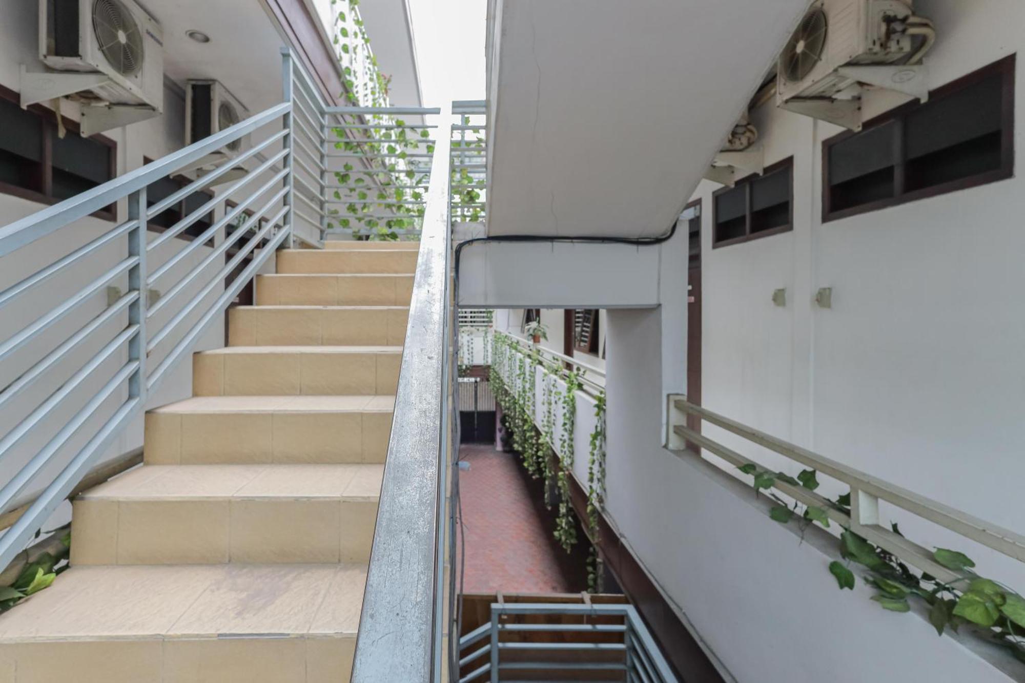 Reddoorz At Pondok Candra Surabaia Exterior foto
